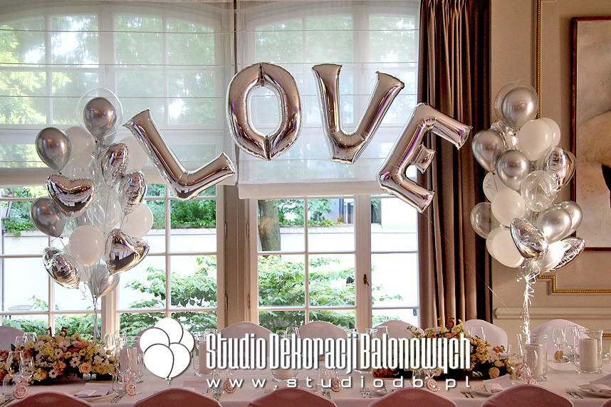 Dekoracje balonowe z okazji 15-lecia zawarcia związku małżeńskiego.