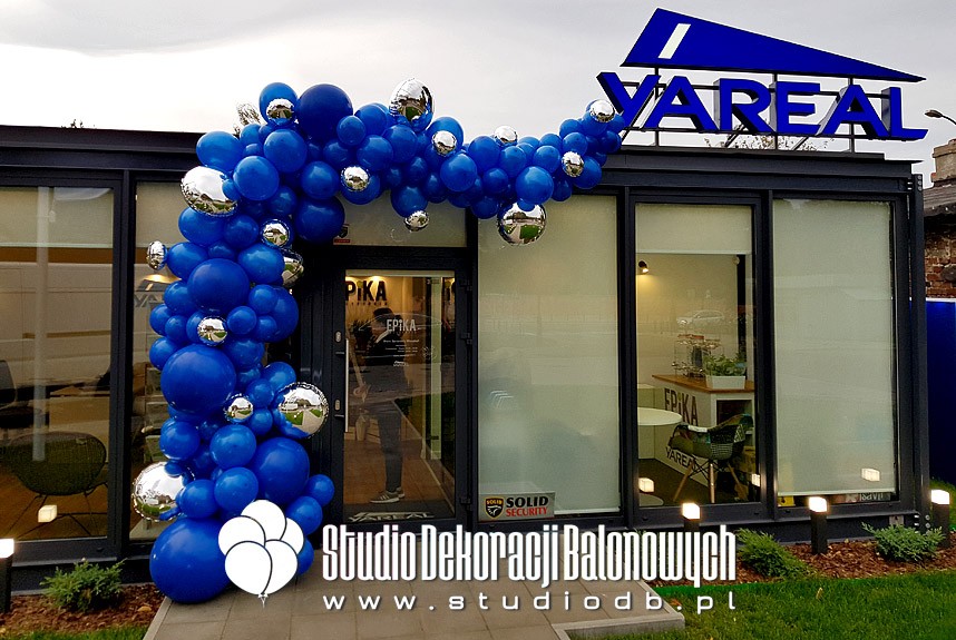 Organiczna brama balonowa jako dekoracja wejścia do pawilonu sprzedaży mieszkań firmy Yareal