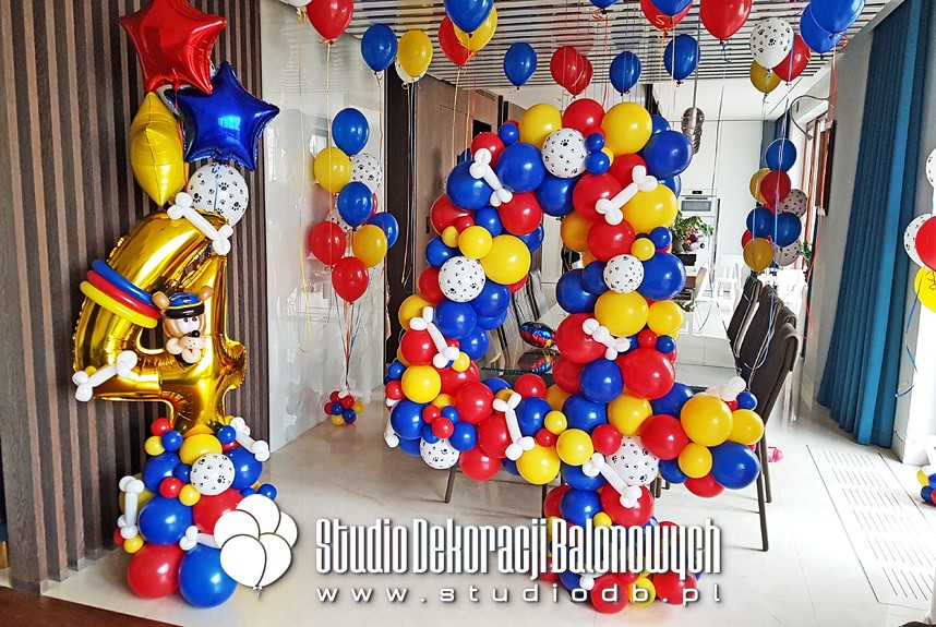 Balonowe dekoracje urodzinowe dla dziecka w temacie Psi Patrol