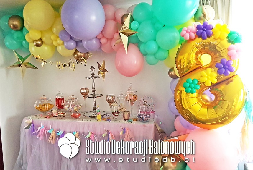 Dekoracje balonowe Warszawa - girlanda balonowa jako dekoracja urodzinowa w temacie Jednorożec.