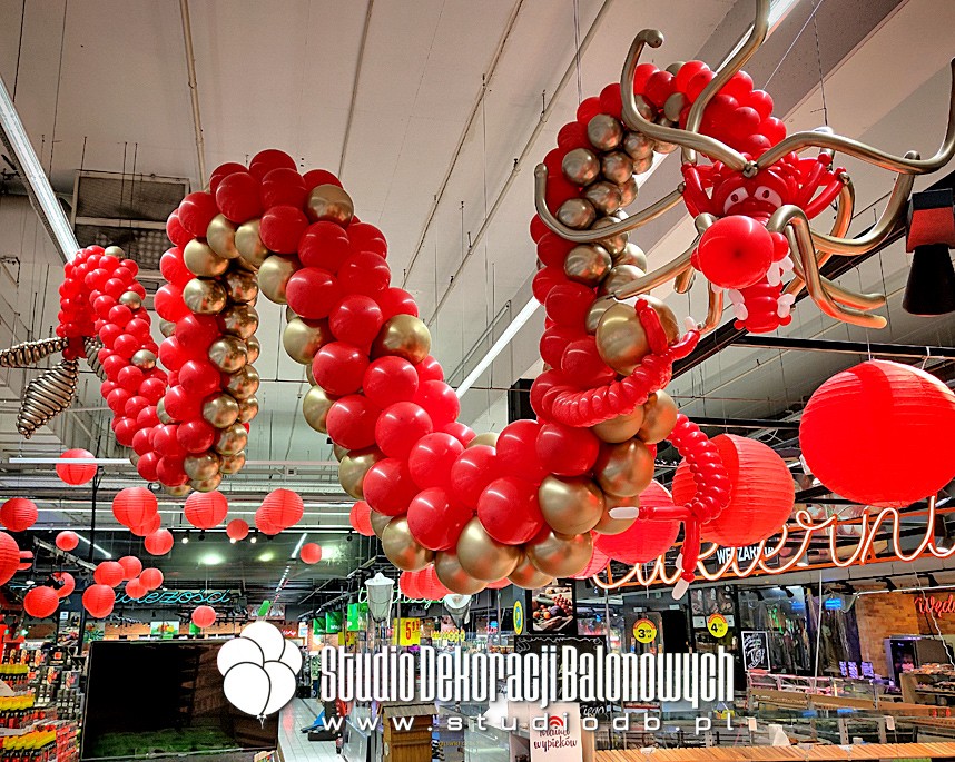 Chiński smok z balonów jako dekoracja promocyjna w sklepie spożywczym.