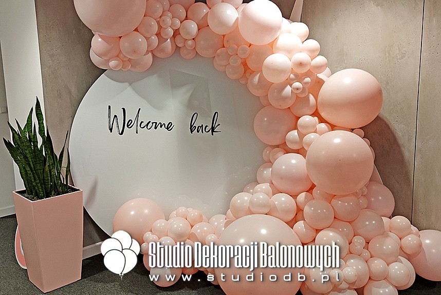 Dekoracje balonowe dla firm - balonowa dekoracja biura, ścianka balonowa, balony personalizowane