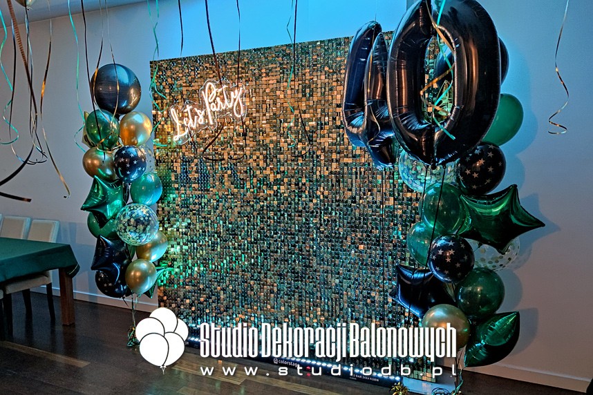 Ścianka cekinowa z balonami i neonem jako dekoracja na 40 urodziny dla mężczyzny