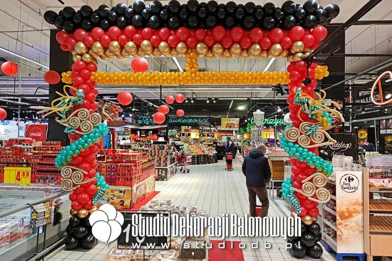 Tematyczna brama z balonów jako dekoracja supermarketu na chiński nowy rok