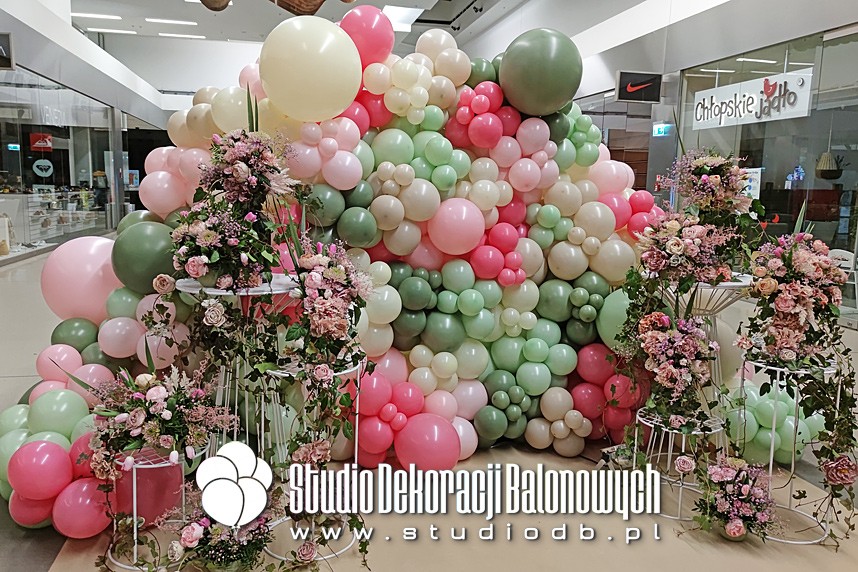 Ścianka balonów jako dekoracja, tło do zdjęć na dzień kobiet