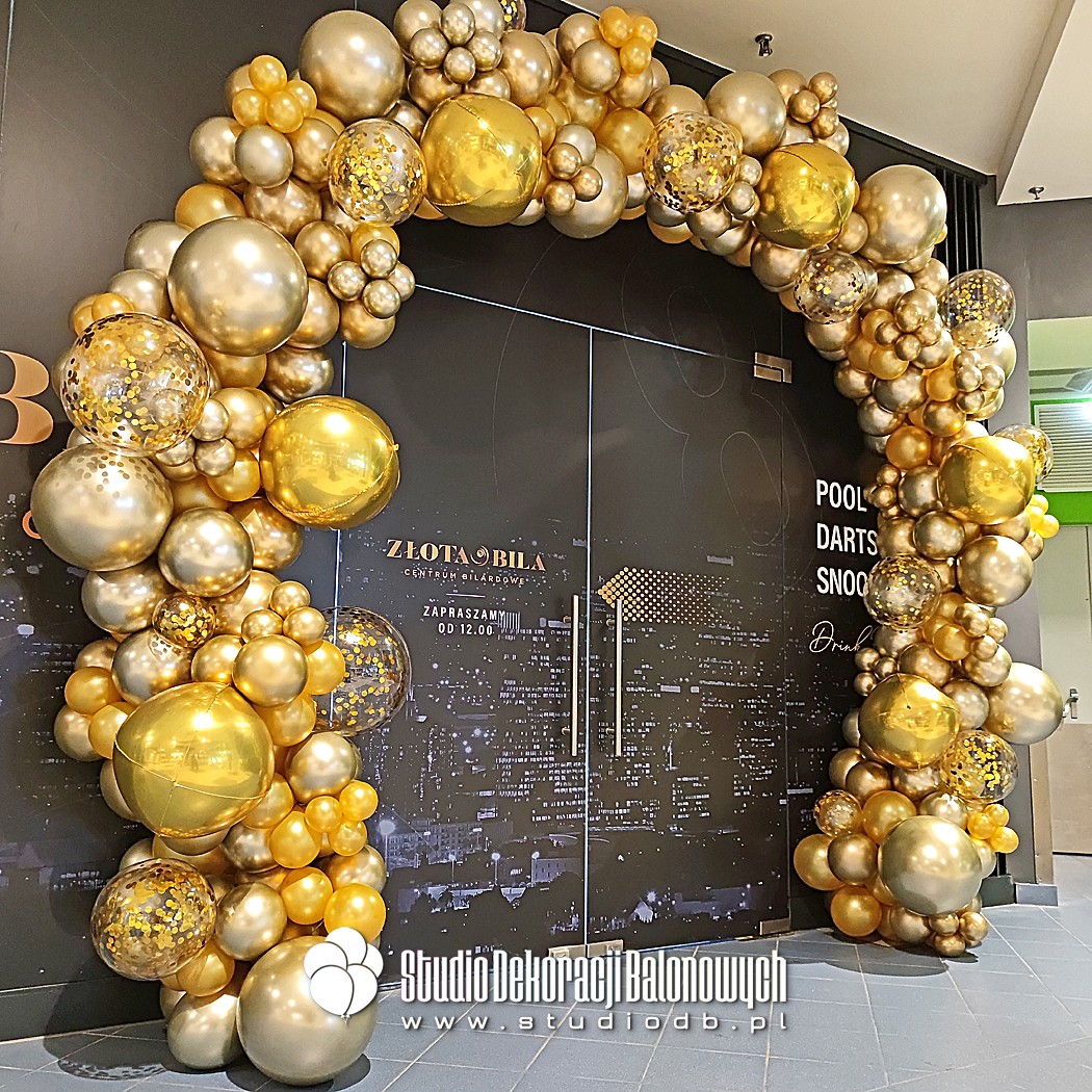Złota brama balonowa w kształcie koła jako efektowna dekoracja wejścia.
