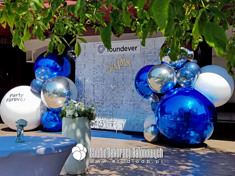 Balony giganty jako dekoracja ścianki eventowej