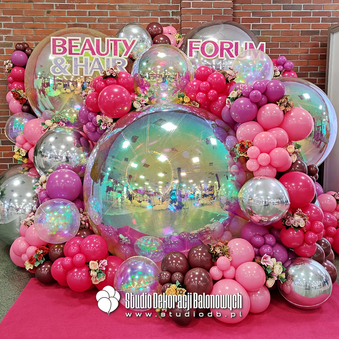 Ścianka balonowa do zdjęć z holograficznymi kulami XXL – efekt WOW na Twoim evencie!