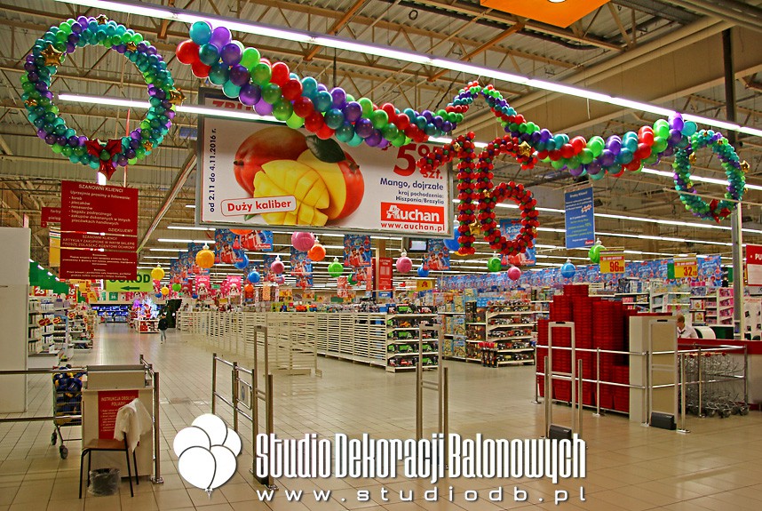 Balonowe dekoracje Świąteczno-urodzinowe dla supermarketu Auchan