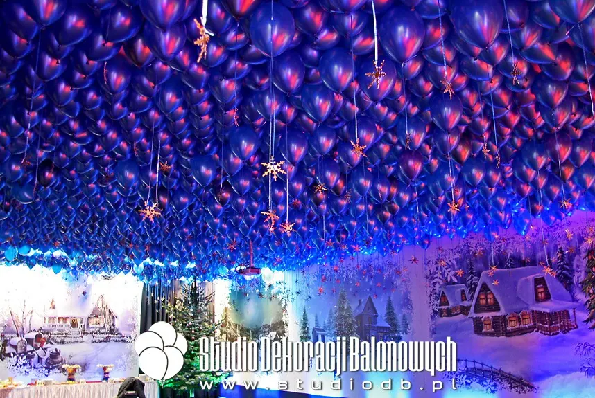 Granatowe balony z helem jako dekoracja sufitu