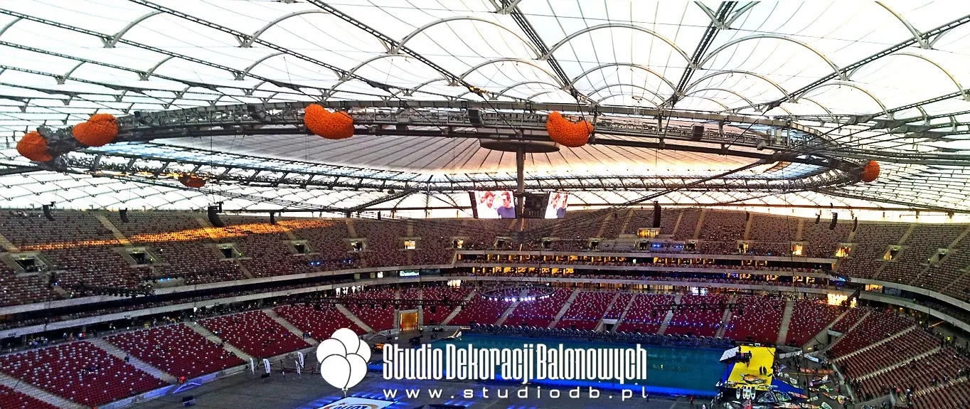 Wielkoformatowa instalacja balonowa na stadionie