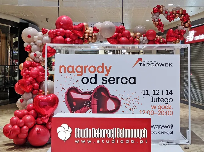 Walentynkowa girlanda balonowa wokół stoiska promocyjnego