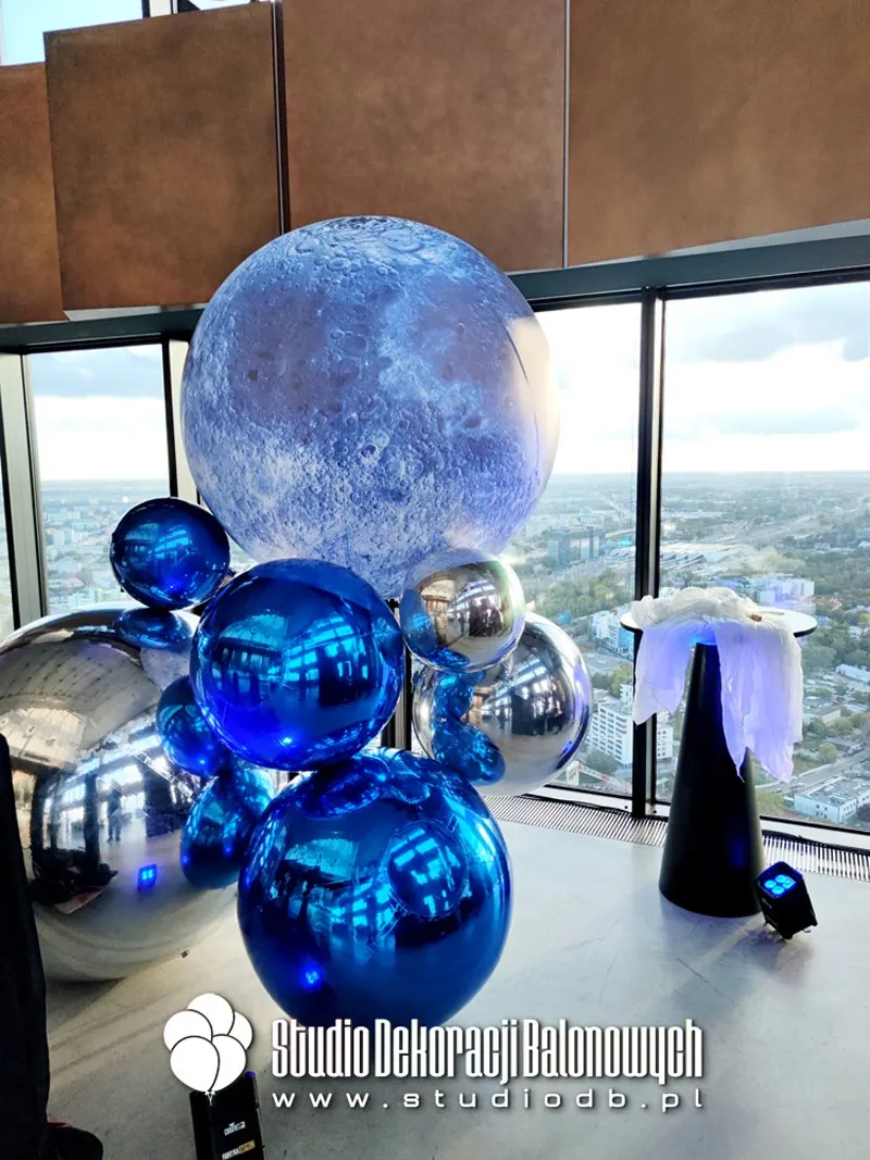 Kosmiczna scenografia z planetami LED i lustrzanymi kulami XXL — StudioDB