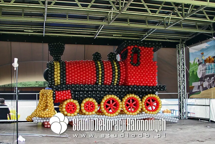 Duża lokomotywa wykonana z balonów