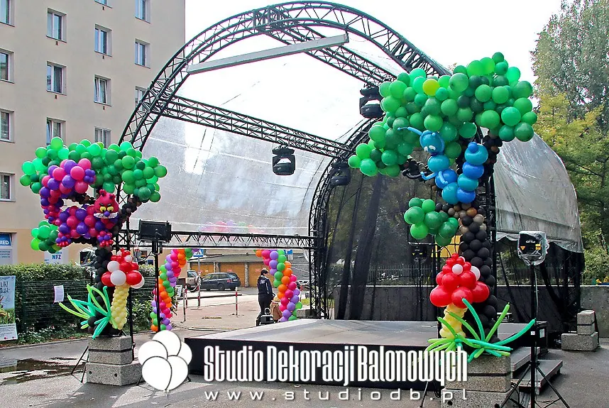 Duża plenerowa scenografia balonowa dla dzieci