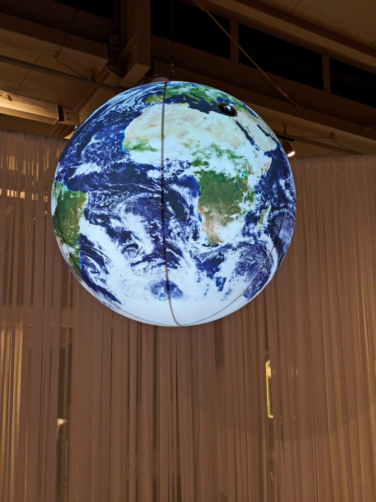 Podświetlana planeta LED przedstawiająca Ziemię jako element scenografii eventowej