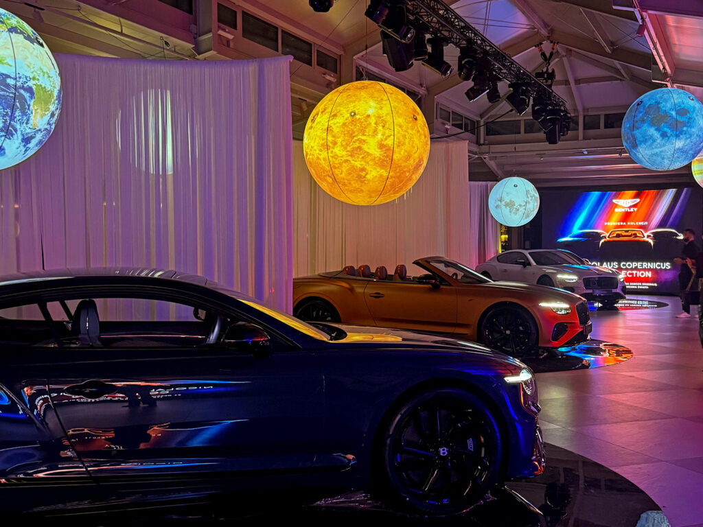 Planety LED nad samochodami Bentley podczas prezentacji Nicolaus Copernicus Collection