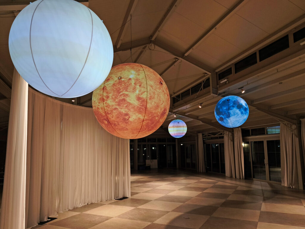 Kosmiczna scenografia z podświetlanymi planetami LED XXL